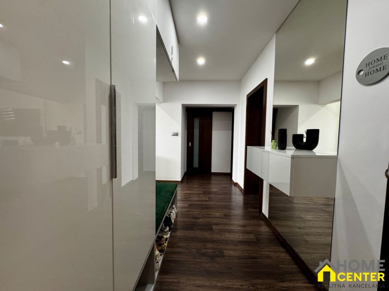 3-izbový byt | 79 m² | Komárno – sídlisko gen. Klapku - Chodba v 3-izbovom byte s podlahou s dreveným dekorom a úložnými priestormi.