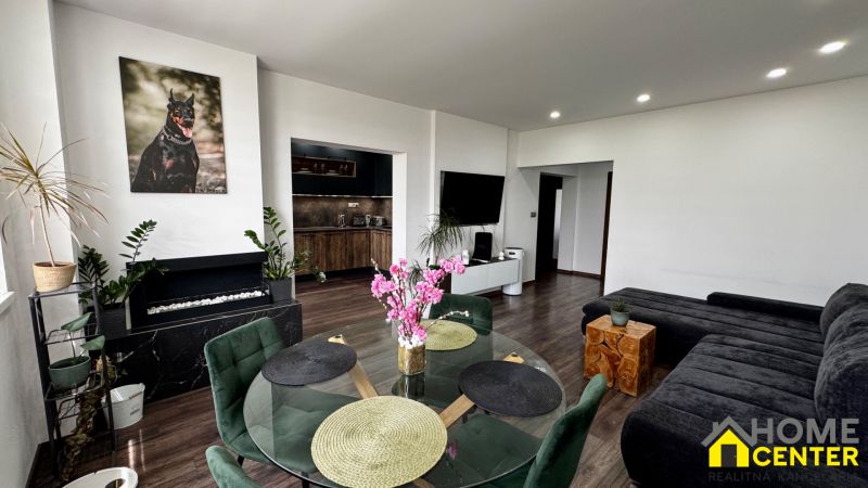 3-izbový byt | 79 m² | Komárno – sídlisko gen. Klapku - Obývacia izba v 3-izbovom byte s krbom a podlahou s dreveným dekorom.