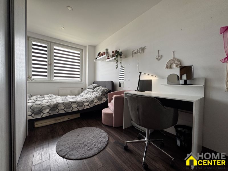 3-izbový byt | 79 m² | Komárno – sídlisko gen. Klapku - 3-izbový byt s posteľou, písacím stolom a podlahou s dreveným dekorom.