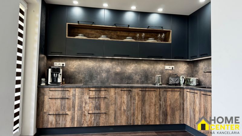 3-izbový byt | 79 m² | Komárno – sídlisko gen. Klapku - Kuchyňa v 3-izbovom byte s tmavými skrinkami a dekoratívnymi drevenými prvkami.