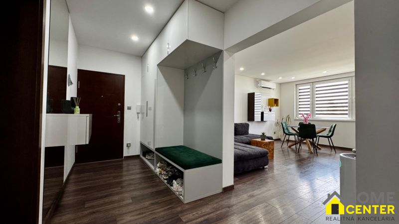 3-izbový byt | 79 m² | Komárno – sídlisko gen. Klapku - Vstupná hala v 3-izbovom byte s dreveným dekorom a pohodlným sedením.