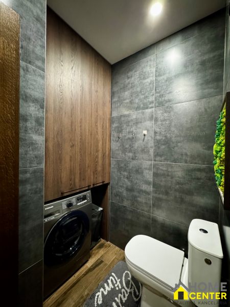3-izbový byt | 79 m² | Komárno – sídlisko gen. Klapku - Kúpeľňa s práčkou, toaletou a podlahou s dreveným dekorom v 3-izbovom byte.