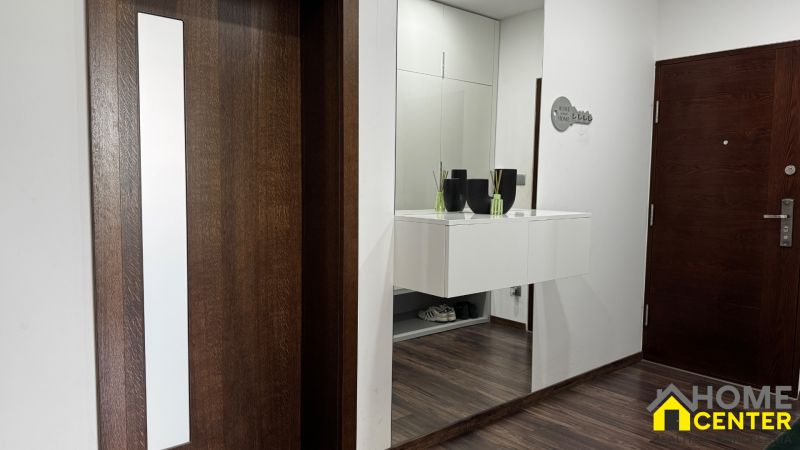 3-izbový byt | 79 m² | Komárno – sídlisko gen. Klapku - Chodba v 3-izbovom byte s podlahou s dreveným dekorom a zrkadlom na stene.