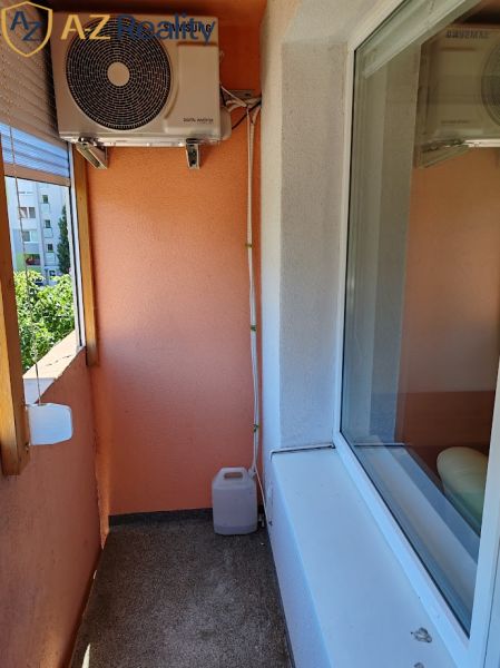 Pekný 1 izbový byt s balkónom na prenájom - Balkón s klimatizáciou a plastovou nádobou, 1-izbový byt v Komárne na Ul. biskupa Királya.