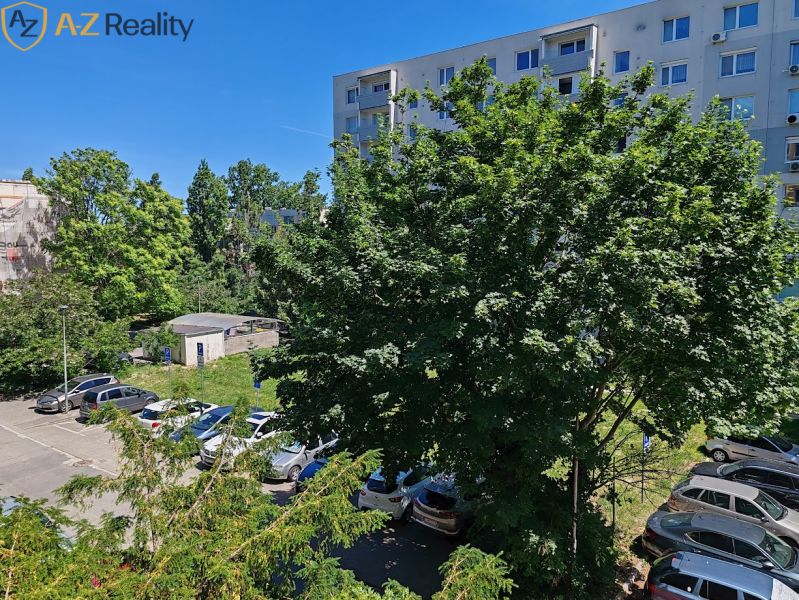 Pekný 1 izbový byt s balkónom na prenájom - Parkovisko a zeleň na Ul. biskupa Királya v Komárne pred obytným domom.