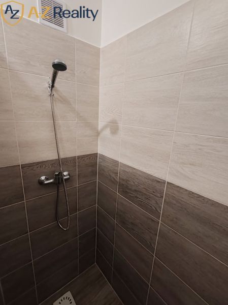 Pekný 1 izbový byt s balkónom na prenájom - Sprchový kút s obdĺžnikovými obkladmi v 1-izbovom byte.