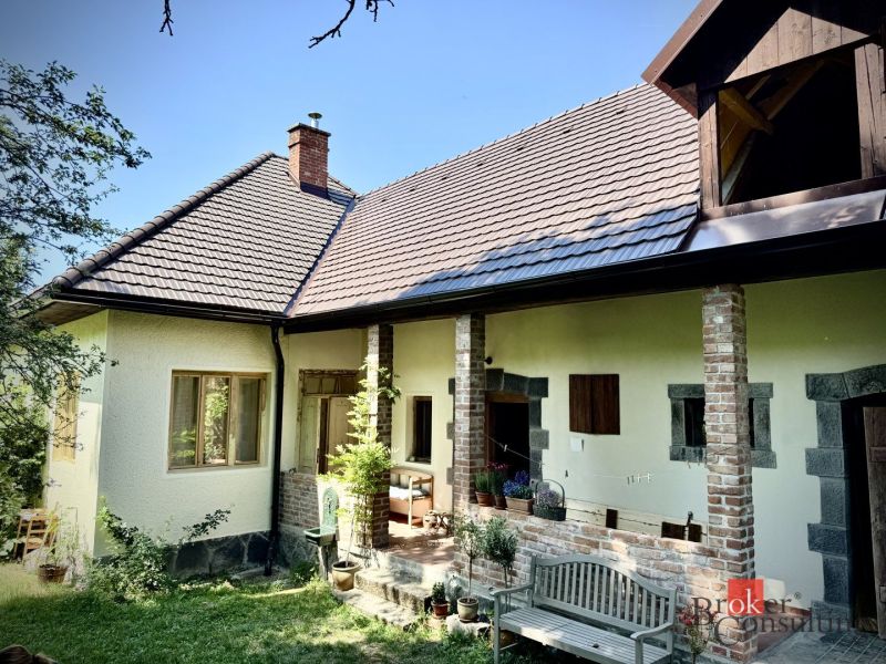 Vidiecky rodinný dom na polosamote, krása a pokoj na jednom mieste - Drevená stodola a trávnik v záhrade rodinného domu v Pliešovciach.