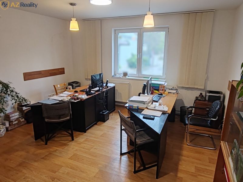 Komerčný objekt na predaj  v Komárne - Kancelária s dvomi pracovnými stolmi, počítačmi a podlahou s dreveným dekorom.