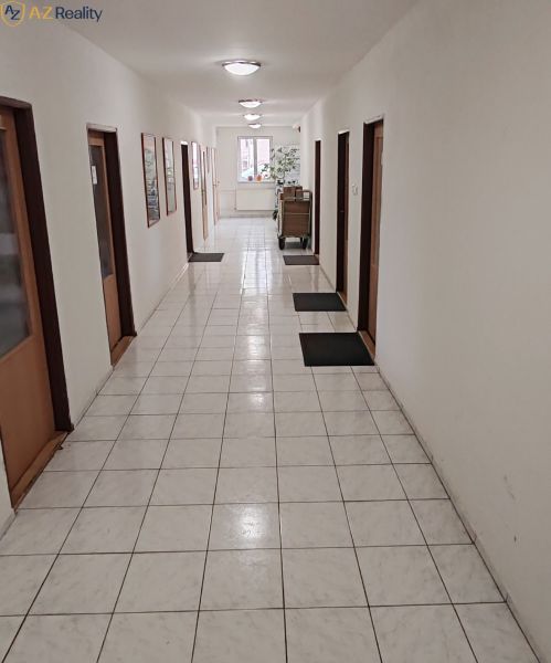 Komerčný objekt na predaj  v Komárne - Chodba v budove so svetlým obkladom a dverami na oboch stranách.