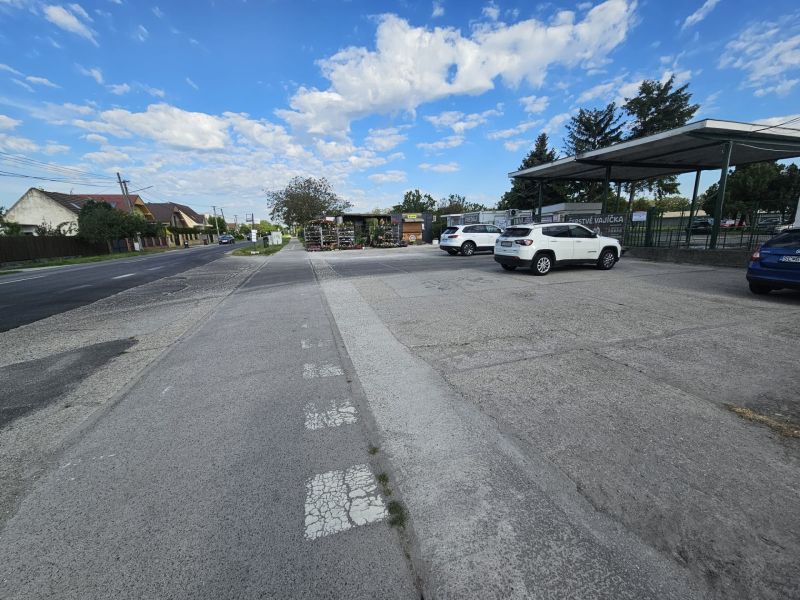 NA PREDAJ *** PREVÁDZKA  70M2 PRI HLAVNEJ CESTE V BERNOLÁKOVE *** - Exteriér obchodných priestorov na Trnavskej ceste v Bernolákove, s parkovaním áut.