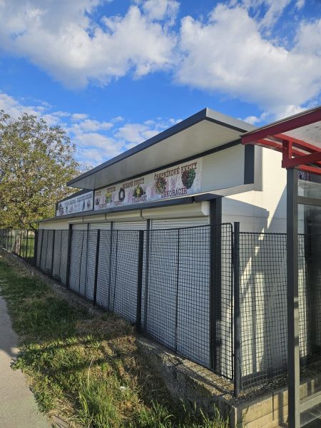 NA PREDAJ *** PREVÁDZKA  70M2 PRI HLAVNEJ CESTE V BERNOLÁKOVE *** - Obchodné priestory na Trnavskej ceste v Bernolákove s bielou fasádou a čiernym plotom.
