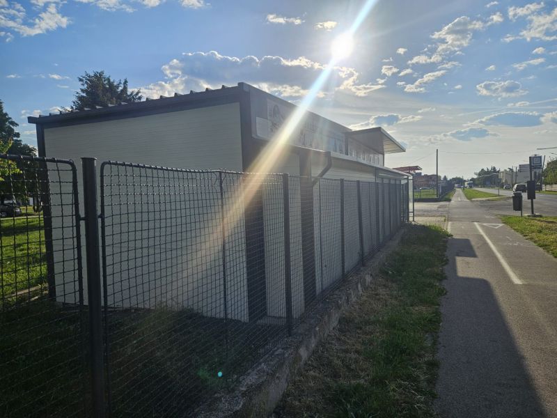 NA PREDAJ *** PREVÁDZKA  70M2 PRI HLAVNEJ CESTE V BERNOLÁKOVE *** - Slnečný deň v obchodných priestoroch na Trnavskej ceste v Bernolákove s oplotením.