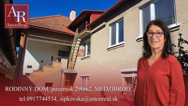 RODINNÝ DOM, pozemok 290m2,  MEDZIBROD okr. Banská Bystrica   - Rodinný dom v Medzibrode s vonkajším schodiskom a bielymi oknami.