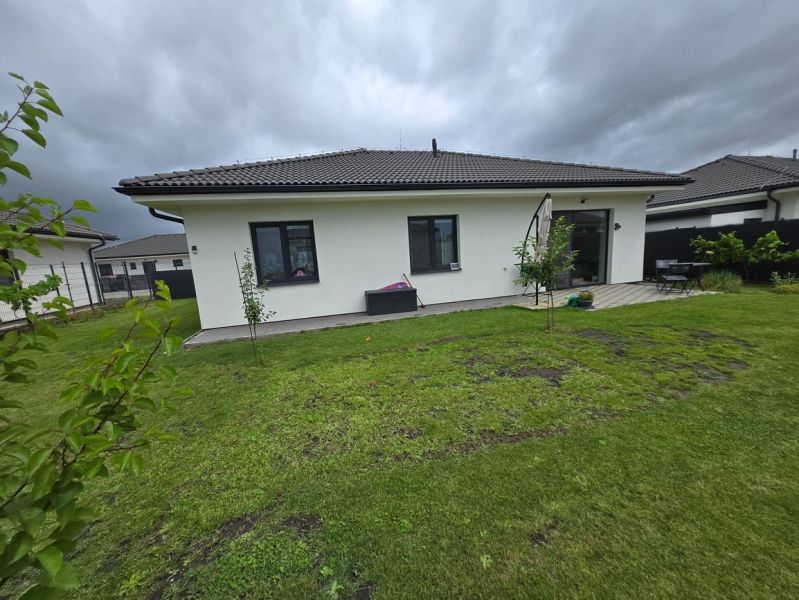 Predaj 4 izbového rodinného domu, pozemok od 523 m2,  NOVOSTAVBA 2023 - Rodinný dom na Ipeľskej ulici v Bernolákove s upravenou záhradou a terasou.