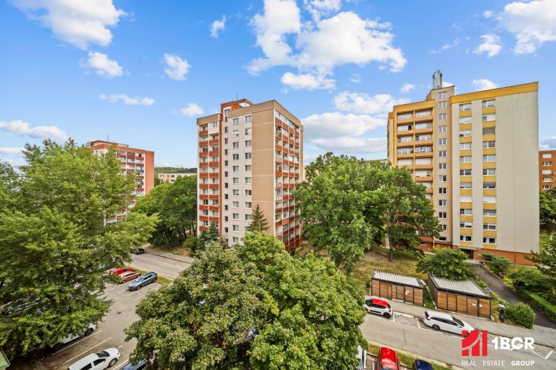 1.BCR | SVETLÝ 1,5-IZBOVÝ BYT S MOŽNOSŤOU ÚPRAVY NA 2-IZBOVÝ - LAMAČ  - Pohľad na obytné domy obklopené stromami na Heyrovského ulici v Bratislave - Lamači.