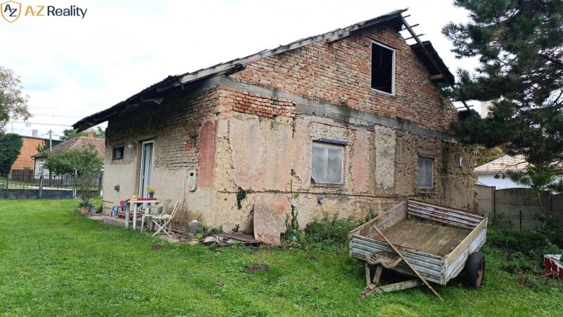 Na predaj starší rodinný dom s podkrovím v obci Gbelce - Rodinný dom v Gbelciach s chátrajúcou fasádou a vlečkou na záhrade.