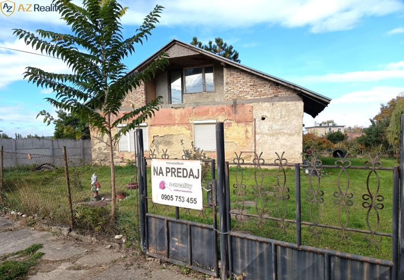 Na predaj starší rodinný dom s podkrovím v obci Gbelce - Rodinný dom v Gbelciach na predaj s oplotenou záhradou a fasádou na rekonštrukciu.