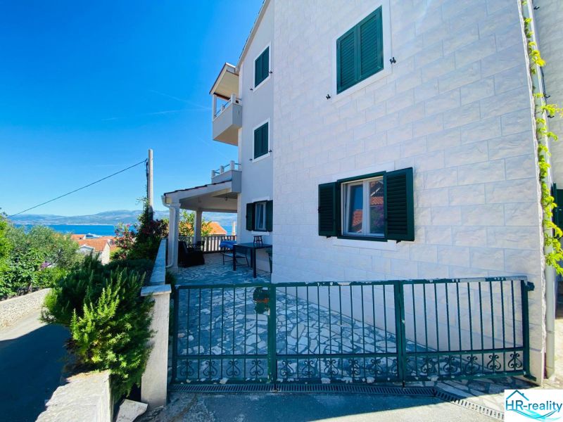 Brač(HR)- zariadený apartmán s výhľadom na more - Rekreačný apartmán na Brači s výhľadom na more a okolité kopce.