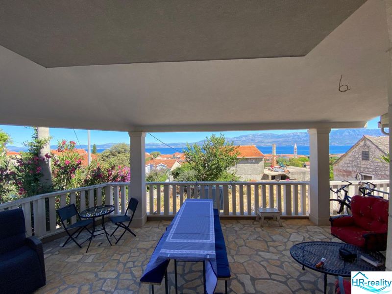 Brač(HR)- zariadený apartmán s výhľadom na more - Rekreačný apartmán na Brači s terasou a výhľadom na more, obklopený kvetmi.