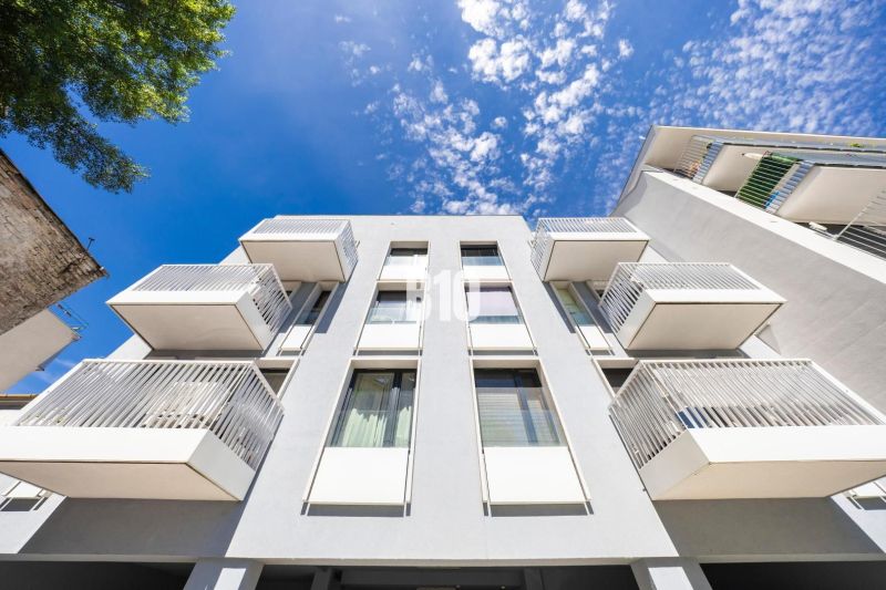 VILA ĽADOVÁ | MODERNÝ 2IZBOVÝ BYT V KOMORNOM PROJEKTE PRI RAČIANSKOM M - Fasáda budovy s balkónmi na Ľadovej ulici v Bratislave - Staré Mesto.