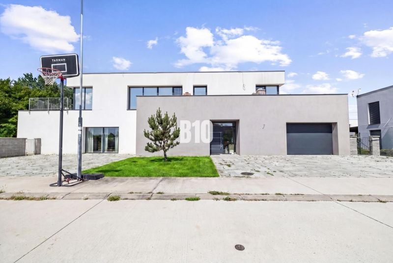 1 255 m² a 9 izieb I Priamo pri prírodnej rezervácii Šúr, len 15 minút - Rodinný dom na Borovicovej ulici v Chorvátskom Grobe s betónovým nádvorím a basketbalovým košom.