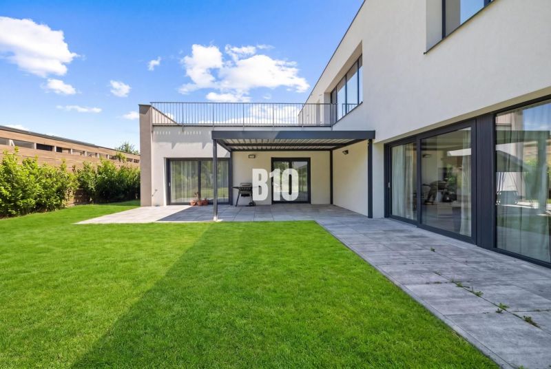 1 255 m² a 9 izieb I Priamo pri prírodnej rezervácii Šúr, len 15 minút - Záhrada Rodinného domu na Borovicovej ulici v Chorvátskom Grobe s terasou a trávnikom.