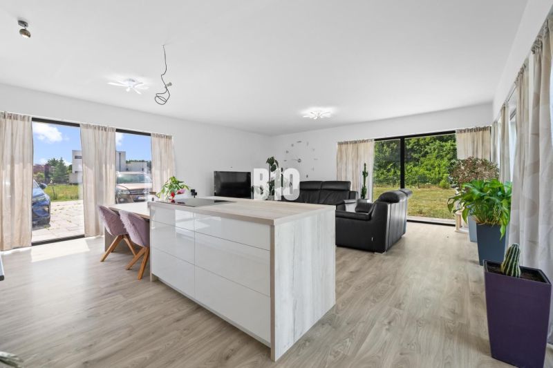 1 255 m² a 9 izieb I Priamo pri prírodnej rezervácii Šúr, len 15 minút - Obývacia izba v rodinnom dome, s podlahou s dreveným dekorom a veľkými oknami.
