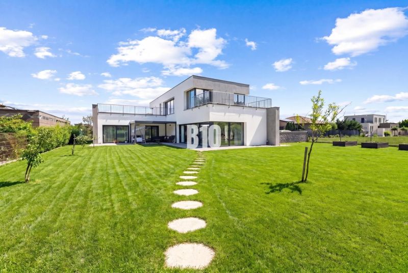 1 255 m² a 9 izieb I Priamo pri prírodnej rezervácii Šúr, len 15 minút - Rodinný dom na Borovicovej ulici v Chorvátskom Grobe s veľkou zelenou záhradou.