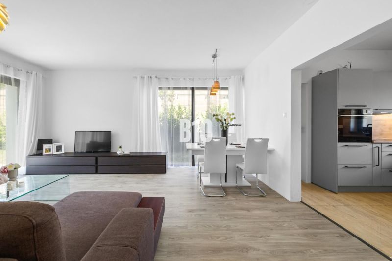 1 255 m² a 9 izieb I Priamo pri prírodnej rezervácii Šúr, len 15 minút - Obývacia izba v rodinnom dome s nábytkom a podlahou s dreveným dekorom.
