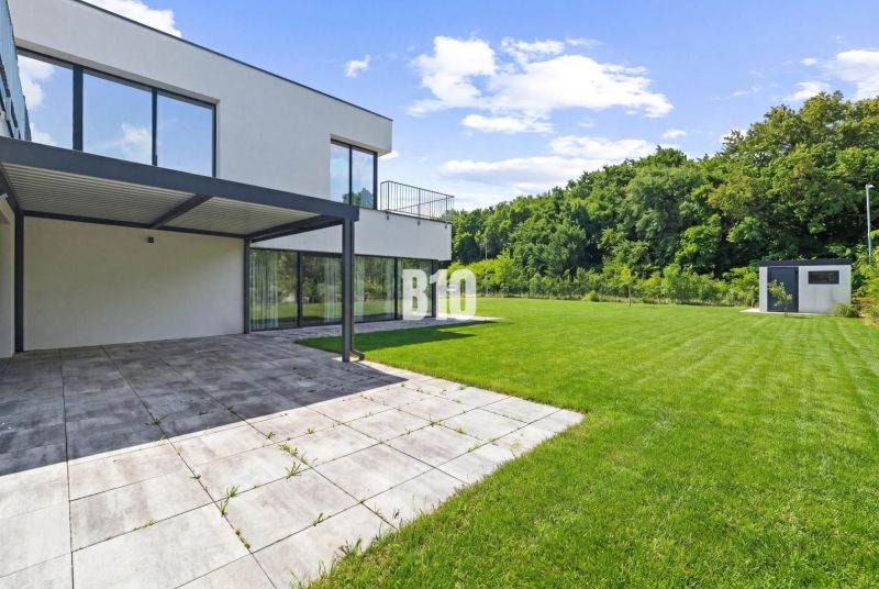 1 255 m² a 9 izieb I Priamo pri prírodnej rezervácii Šúr, len 15 minút - Rodinný dom na Borovicovej ulici v Chorvátskom Grobe so záhradou a terasou.
