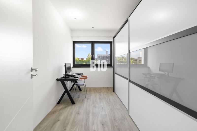 1 255 m² a 9 izieb I Priamo pri prírodnej rezervácii Šúr, len 15 minút - Pracovňa s počítačom, podlahou s dreveným dekorom a veľkou vstavanou skriňou v rodinnom dome.