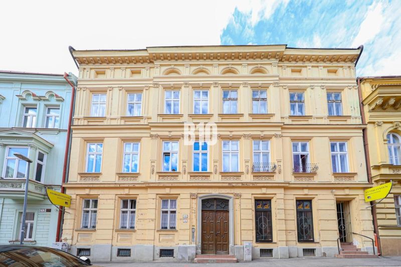 VEĽKORYSÝ 2-IZBOVÝ BYT S VYSOKÝMI STROPMI ul.Kozia - Historická budova na ulici Kozia v Bratislave - Starom Meste.