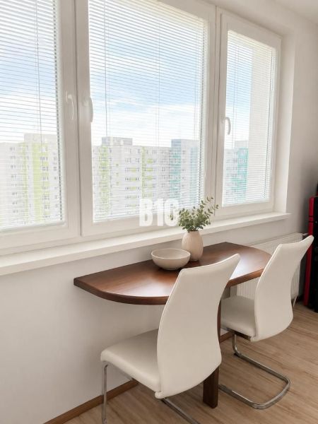 ŠTART 1-izbový byt pri Draždiaku - Raňajkový kútik s výhľadom a dvoma stoličkami v 1-izbovom byte.