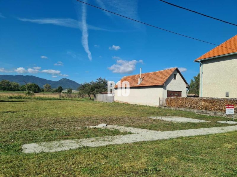 POZEMOK  890 m2 pre RD, Kláštor pod Znievom - Pozemky - bývanie v Kláštore pod Znievom s výhľadom na hory a modrú oblohu.