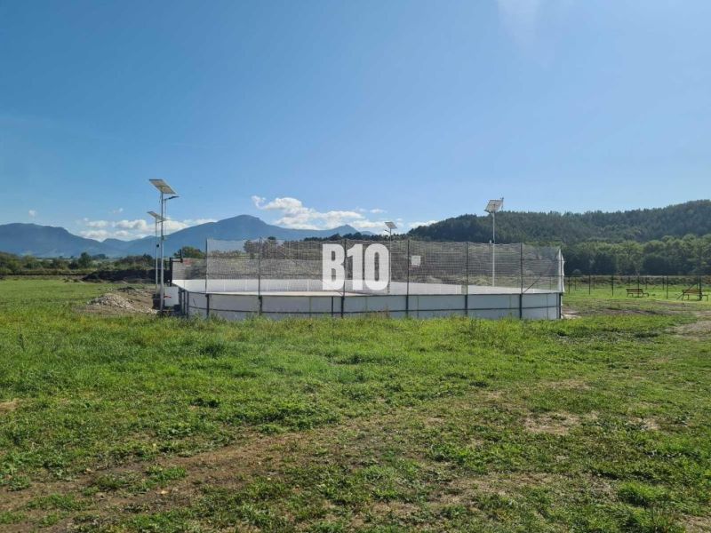 POZEMOK  890 m2 pre RD, Kláštor pod Znievom - Pozemky - bývanie v Kláštore pod Znievom s výhľadom na hory a trávnatou plochou.