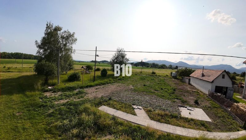 POZEMOK  890 m2 pre RD, Kláštor pod Znievom - Pozemky - bývanie v Kláštore pod Znievom s výhľadom na hory a priestrannou plochou.