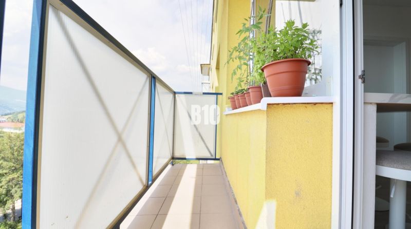 NOVINKA! 2 izbový byt kompletne prerobený - Balkón dolnokubínskeho 2-izbového bytu s rastlinami v črepníkoch a výhľadom na kopce.