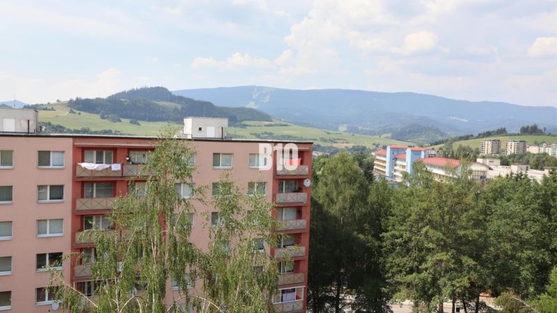 NOVINKA! 2 izbový byt kompletne prerobený - Výhľad na okolitú krajinu a bytové domy v Dolnom Kubíne, kde sa nachádza aj 2-izbový byt.