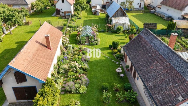 Veľký rodinný dom Turany - Letecký pohľad na záhradku pri rodinnom dome v Turanoch, s trávnikom a altánkom.