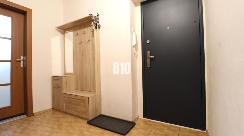 3 izbový byt Vrútky výhodná cena - Predsieň v 3-izbovom byte s vešiakovou zostavou a čiernymi vchodovými dverami.