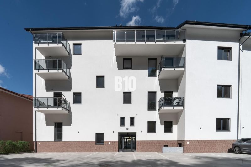 ADMINISTRATÍVNY PRIESTOR (127,87 m²) V NOVOSTAVBE REZIDENCIA KUBÍN V C - Budova na Matúškovej ulici v Dolnom Kubíne s balkónmi a jednoduchou fasádou kancelárií.