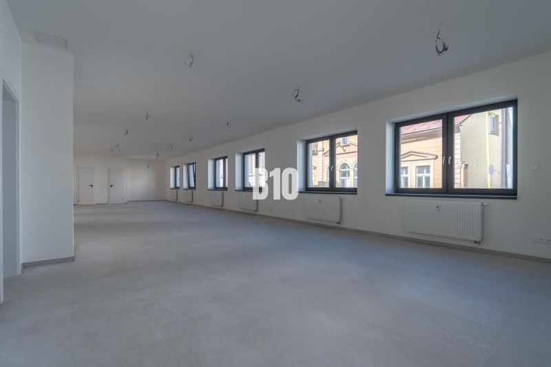 ADMINISTRATÍVNY PRIESTOR (127,87 m²) V NOVOSTAVBE REZIDENCIA KUBÍN V C - Priestranné Kancelárie s oknami a svetlou podlahou, prázdny priestor pripravený na zariadenie.