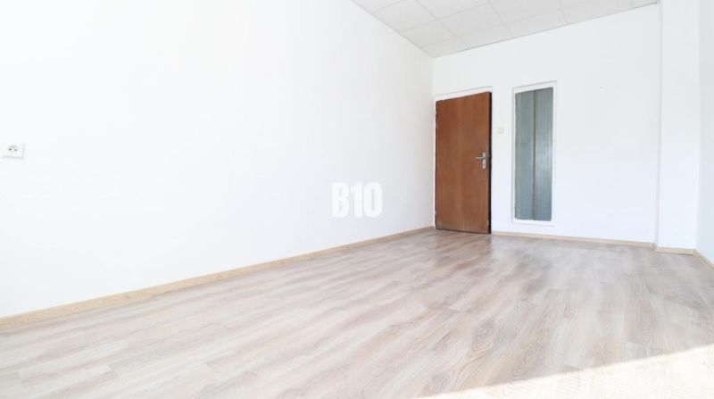 Na prenájom kancelárske priestory v centre Mesta - Kancelárie s bielymi stenami a podlahou s dreveným dekorom.