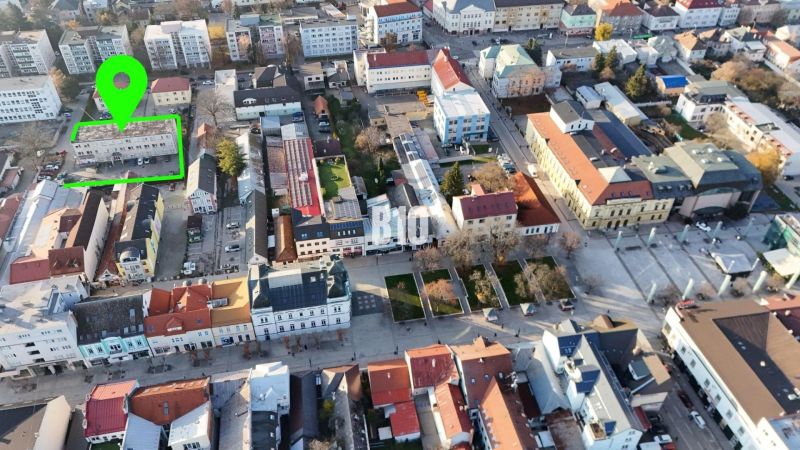 Na prenájom kancelárske priestory v centre Mesta - Letecký pohľad na kancelárie v centre Martina, obklopené mestskými budovami a ulicami.