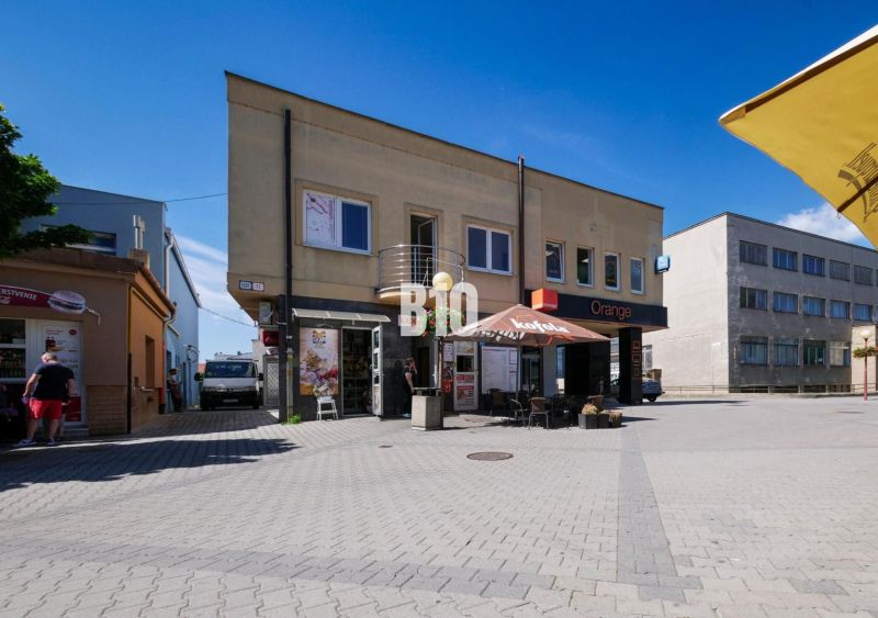Obchodné priestory s charakterom v srdci Topoľčian – investícia, ktorá - Obchodné priestory na Obchodnej ulici v Topoľčanoch s vonkajším sedením a reklamou Kofola.
