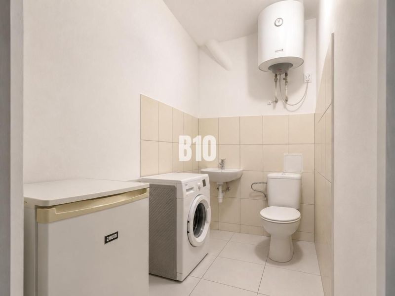 2-izbový byt po rekonštrukcii za dostupnú cenu!!! - Kúpeľňa v 2-izbovom byte so sanitou, práčkou a malou chladničkou.
