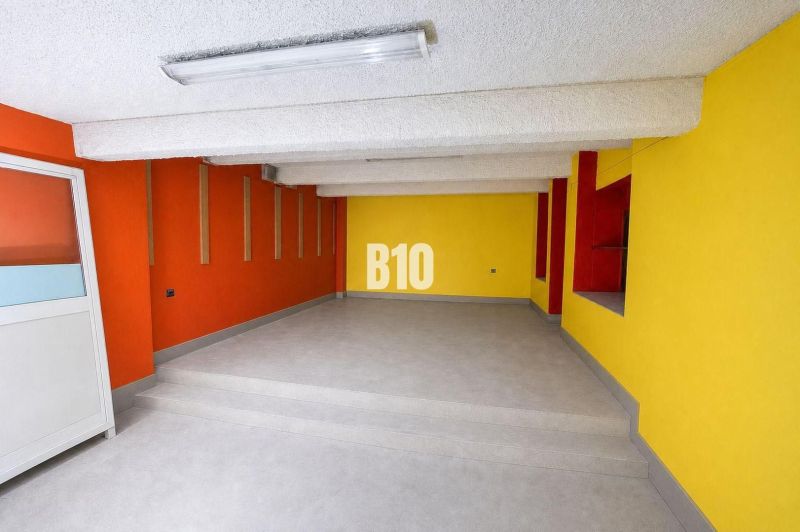 PRENÁJOM: Obchodný priestor 111m2 v centre Čadce - Farebný interiér obchodných priestorov s textúrovaným stropom a hladkou podlahou.