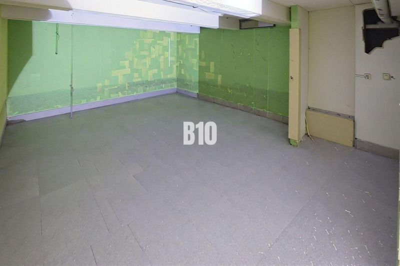 PRENÁJOM: Obchodný priestor 111m2 v centre Čadce - Prázdne obchodné priestory s farebnými stenami a jednoduchou podlahou s dreveným dekorom.