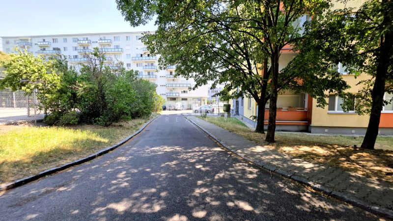 BÝVAJ PRVÝ v 1i BYTE, NOVÁ REKONŠTRUKCIA, BALKÓN, KLÍMA, Račianska ul. - Okolie bytového domu na Račianskej ulici v Bratislave - Novom Meste.