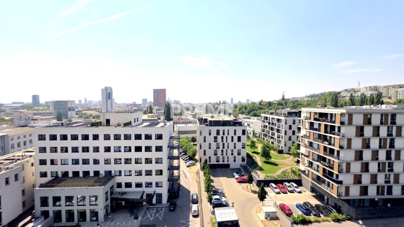 BÝVAJ PRVÝ v 1i BYTE, NOVÁ REKONŠTRUKCIA, BALKÓN, KLÍMA, Račianska ul. - Výhľad na budovy a parky v okolí Račianskej v Bratislave - Nové Mesto.